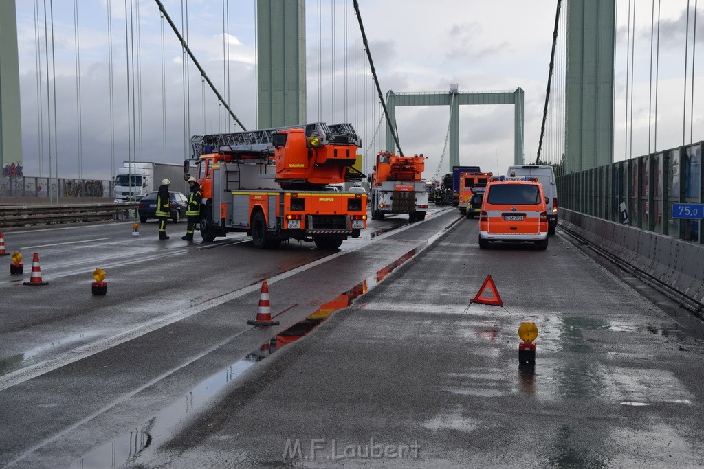 Schwerer LKW VU PKlemm A 4 Rich Olpe auf der Rodenkirchener Bruecke P003.JPG - Miklos Laubert